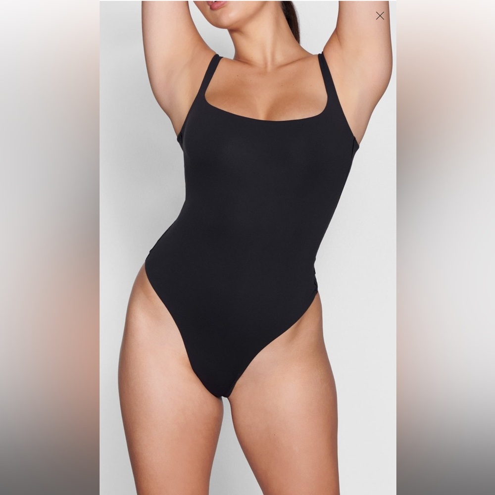 🌷NWT SKIMS fits everybody square neck bodysuit
